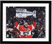 Photo autographiée de Matthew Tkachuk, des Panthers de la Floride, champions de la Coupe Stanley 2025 (40,6 x 50,8 cm), le représentant soulevant la Coupe avec l'inscription « Champions de la Coupe Stanley 2025 ».