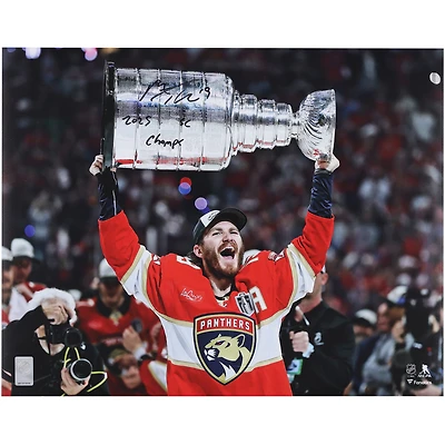 Photo autographiée de Matthew Tkachuk, des Panthers de la Floride, champions de la Coupe Stanley 2025 (40,6 x 50,8 cm), le représentant soulevant la Coupe avec l'inscription « Champions de la Coupe Stanley 2025 ».