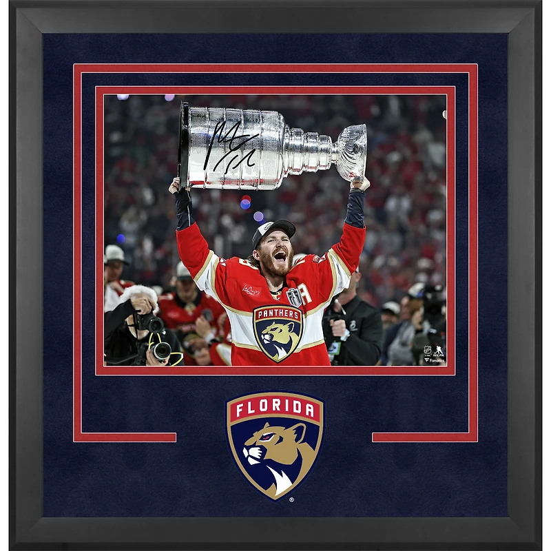 Photographie encadrée de luxe autographiée par Matthew Tkachuk, champion de la Coupe Stanley 2025, 40,6 x 50,8 cm, des Panthers de la Floride, soulevant la Coupe