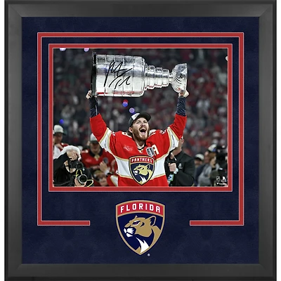 Photographie encadrée de luxe autographiée par Matthew Tkachuk, champion de la Coupe Stanley 2025, 40,6 x 50,8 cm, des Panthers de la Floride, soulevant la Coupe