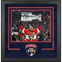 Photographie encadrée de luxe autographiée par Matthew Tkachuk, champion de la Coupe Stanley 2025, 40,6 x 50,8 cm, des Panthers de la Floride, soulevant la Coupe