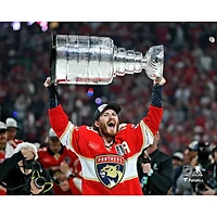 Photographie non signée de Matthew Tkachuk, joueur des Panthers la Floride, soulevant Coupe Stanley 2025
