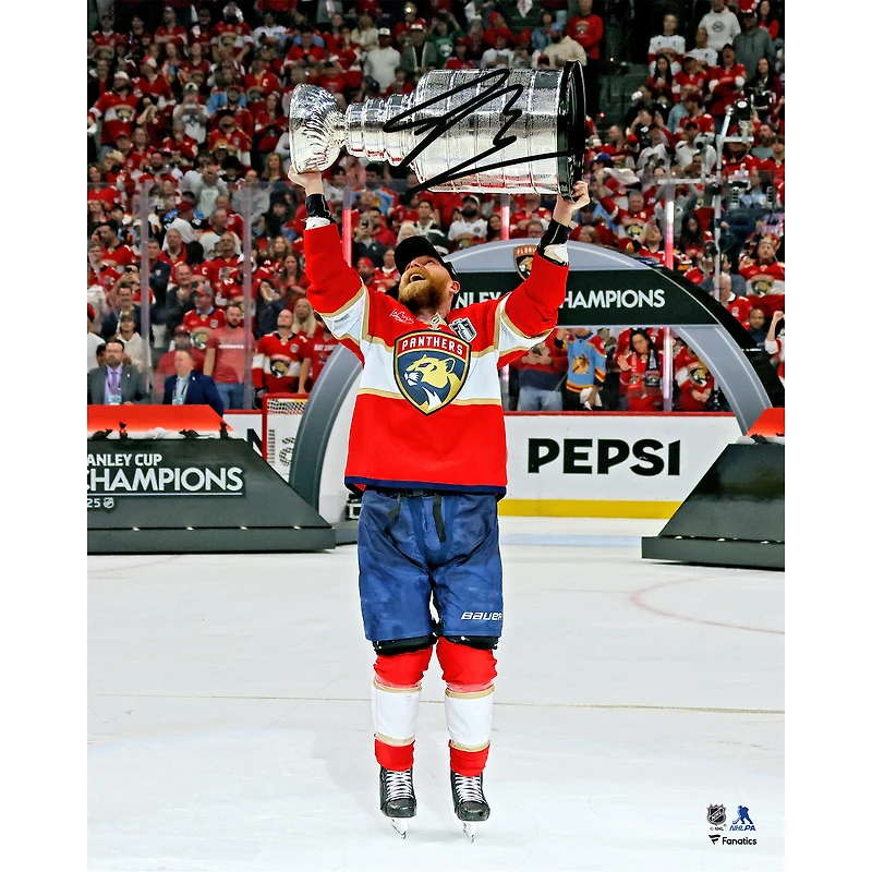 Photo autographiée de Sam Bennett, des Panthers de la Floride, champions de la Coupe Stanley 2025 (16 po x 20 po), soulevant la coupe
