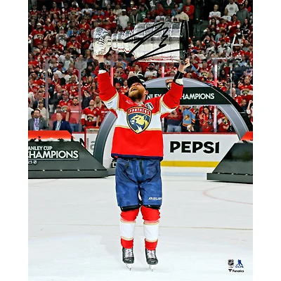 Photo autographiée de Sam Bennett, des Panthers de la Floride, champions de la Coupe Stanley 2025 (16 po x 20 po), soulevant la coupe