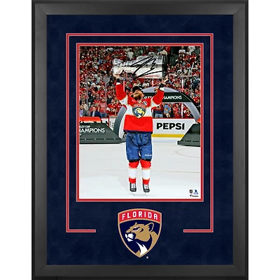Photographie encadrée de luxe autographiée par Sam Bennett, champion de la Coupe Stanley 2025, 40,6 x 50,8 cm, des Panthers de la Floride, soulevant la Coupe
