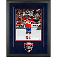 Photographie encadrée de luxe autographiée par Sam Bennett, champion de la Coupe Stanley 2025, 40,6 x 50,8 cm, des Panthers de la Floride, soulevant la Coupe