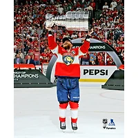 Photographie non signée de Sam Bennett, champion la Coupe Stanley 2025 des Panthers Floride, soulevant
