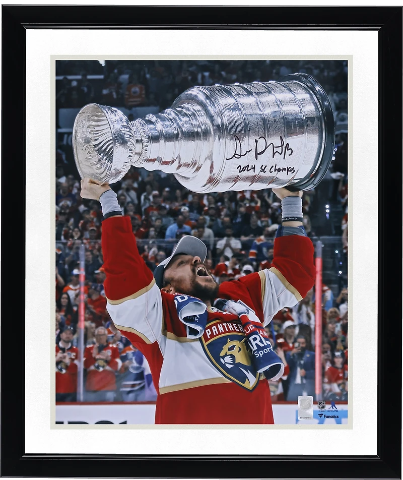 Photo autographiée de Sam Reinhart, des Panthers de la Floride, champions de la Coupe Stanley 2024 (40,6 x 50,8 cm), le montrant brandissant la coupe, avec inscription « Champions de la Coupe Stanley 2024 ».