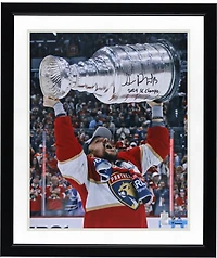 Photo autographiée de Sam Reinhart, des Panthers de la Floride, champions de la Coupe Stanley 2024 (40,6 x 50,8 cm), le montrant brandissant la coupe, avec inscription « Champions de la Coupe Stanley 2024 ».
