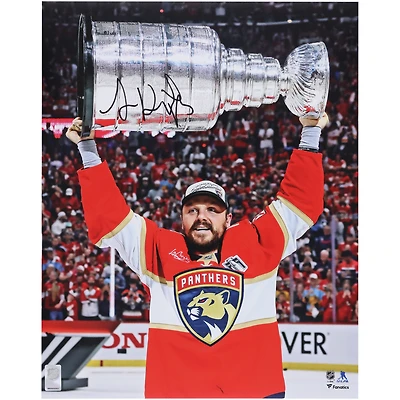 Photo autographiée de Sam Reinhart, des Panthers de la Floride, champions de la Coupe Stanley 2025 (16 po x 20 po), soulevant la coupe