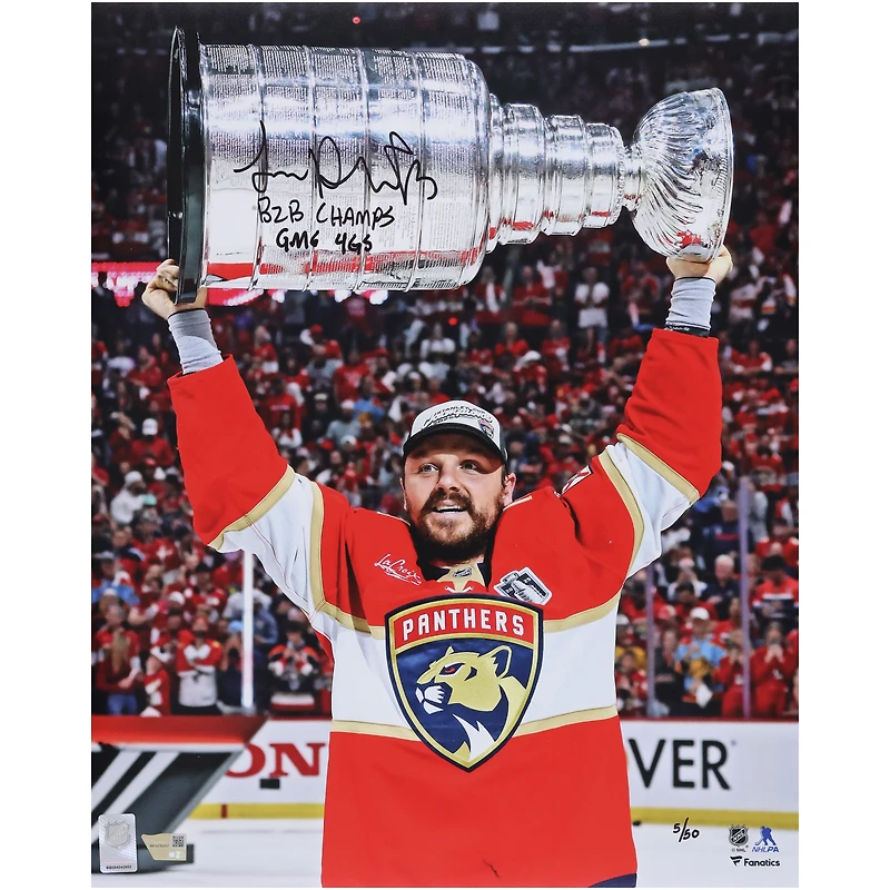 Photo autographiée de Sam Reinhart, des Panthers de la Floride, champions de la Coupe Stanley 2025. Format 40,6 x 50,8 cm (16 x 20 pouces), le représentant soulevant la coupe, avec plusieurs inscriptions - Édition limitée à 50 exemplaires.