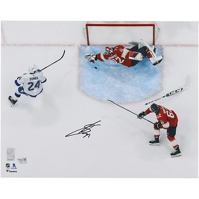 Photo de Sergei Bobrovsky, joueur des Panthers de la Floride, autographiée lors du premier tour des séries éliminatoires de la Coupe Stanley 2024 (40,6 x 50,8 cm), en train de réaliser un arrêt spectaculaire. Format : 40,6 x 50,8 cm.