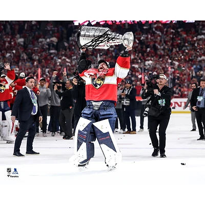 Photo autographiée de Sergei Bobrovsky, joueur des Panthers de la Floride, champions de la Coupe Stanley 2025 (40,6 x 50,8 cm), soulevant la coupe.