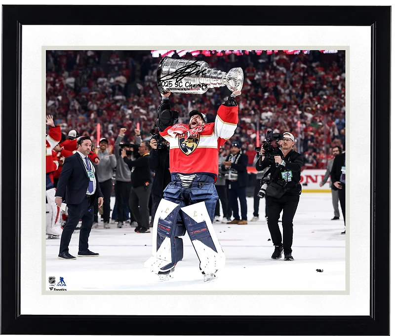 Photo autographiée de Sergei Bobrovsky, des Panthers de la Floride, champions de la Coupe Stanley 2025. Format : 40,6 cm x 50,8 cm. Inscription : « Champions de la Coupe Stanley 2025 ».