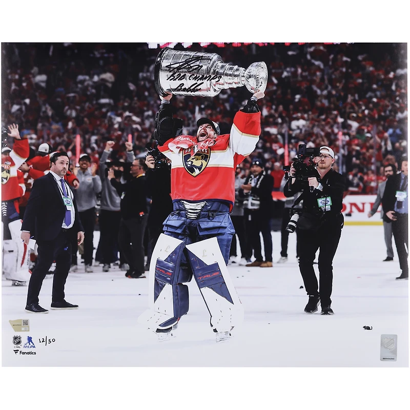 Photo autographiée de Sergei Bobrovsky, des Panthers de la Floride, champions de la Coupe Stanley 2025. Format 40,6 x 50,8 cm (16 x 20 pouces), le représentant soulevant la coupe, avec plusieurs inscriptions - Édition limitée à 50 exemplaires.