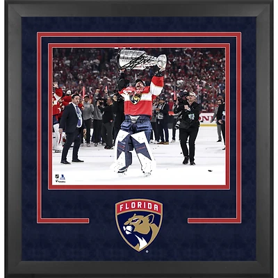 Photographie encadrée de luxe autographiée par Sergei Bobrovsky, champion de la Coupe Stanley 2025, 40,6 x 50,8 cm, des Panthers de la Floride, soulevant la Coupe