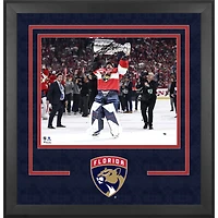 Photographie encadrée de luxe autographiée par Sergei Bobrovsky, champion de la Coupe Stanley 2025, 40,6 x 50,8 cm, des Panthers de la Floride, soulevant la Coupe