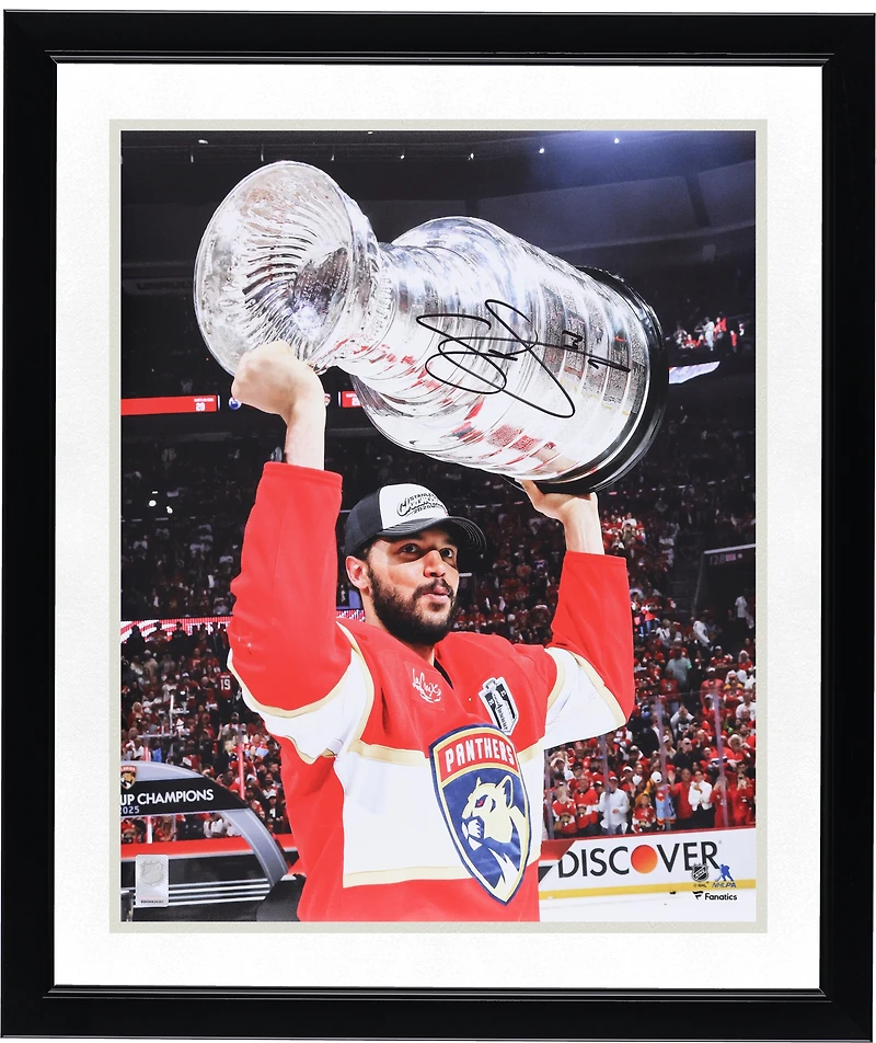 Photo autographiée de Seth Jones, des Panthers de la Floride, champions de la Coupe Stanley 2025 (16 po x 20 po), soulevant la coupe