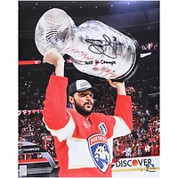 Photo autographiée de Seth Jones, des Panthers de la Floride, champions de la Coupe Stanley 2025 (40,6 x 50,8 cm), le montrant soulevant la coupe, avec inscription « Champions de la Coupe Stanley 2025 ».