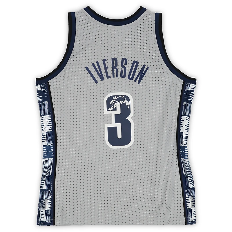 Maillot Swingman dédicacé par Allen Iverson des Georgetown Hoyas, Mitchell & Ness, gris, 1995-1996