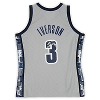 Maillot Swingman dédicacé par Allen Iverson des Georgetown Hoyas, Mitchell & Ness, gris, 1995-1996