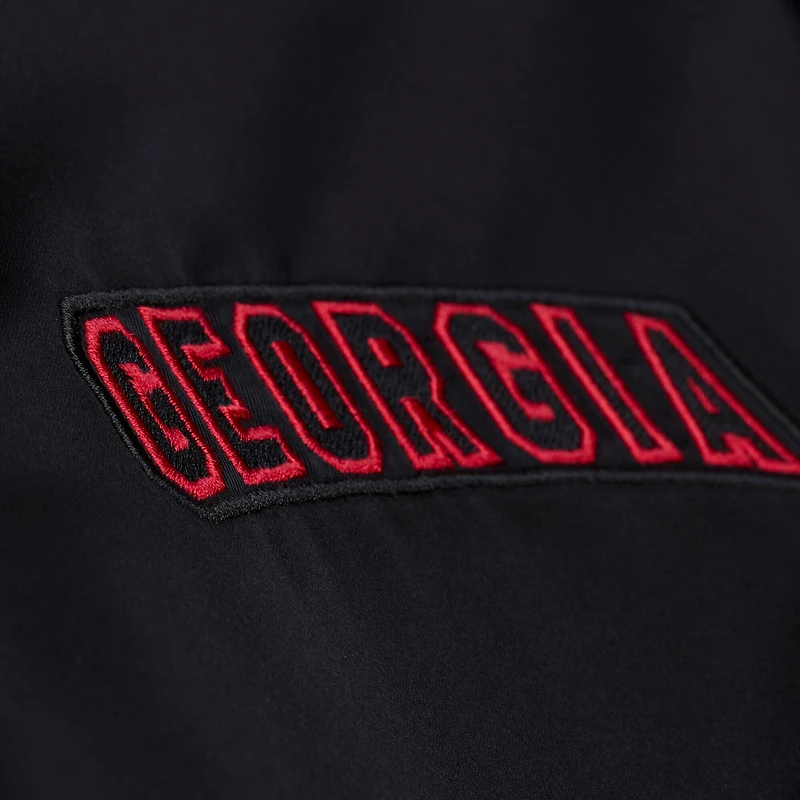 Veste Mitchell & Ness noire pour homme, modèle Georgia Bulldogs, à double pochette, en satin léger et fermeture boutons-pression.