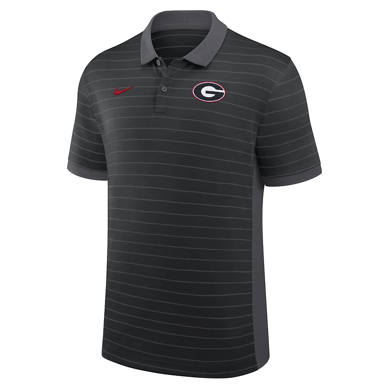 Polo Nike rouge Georgia Bulldogs pour homme, collection début de saison 2026, rayures victoire des entraîneurs, technologie Dri-FIT