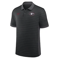Polo Nike rouge Georgia Bulldogs pour homme, collection début de saison 2026, rayures victoire des entraîneurs, technologie Dri-FIT