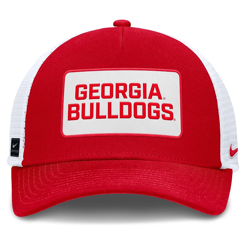 Casquette ajustable Nike rouge/blanche Georgia Bulldogs 2025 On-Field Rise Patch Trucker pour homme