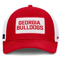 Casquette ajustable Nike rouge/blanche Georgia Bulldogs 2025 On-Field Rise Patch Trucker pour homme