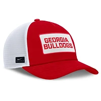 Casquette ajustable Nike rouge/blanche Georgia Bulldogs 2025 On-Field Rise Patch Trucker pour homme