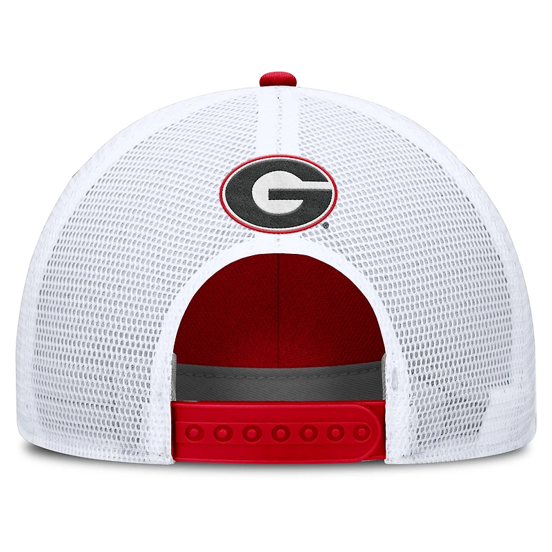Casquette ajustable Nike rouge/blanche Georgia Bulldogs 2025 On-Field Rise Patch Trucker pour homme