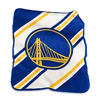 Couverture à rayures Raschel 50" x 60" avec logo Golden State Warriors