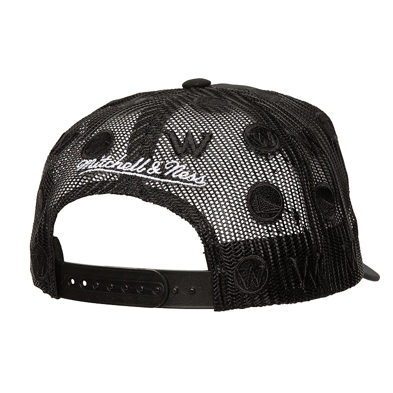 Casquette réglable de camionneur en maille à monogramme noir Golden State Warriors Mitchell & Ness pour hommes