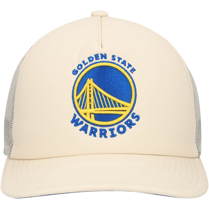 Casquette réglable de camionneur crème Golden State Warriors Mitchell & Ness pour hommes