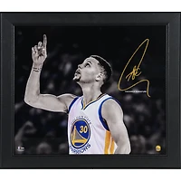 Photographie encadrée de Stephen Curry, Golden State Warriors, 15" x 17", pointant vers un projecteur, avec signature fac-similé