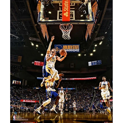 Photographie non signée du lay-up de Stephen Curry des Golden State Warriors