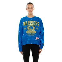 Sweat-shirt à col rond New Era Royal Golden State Warriors Throwback Collection pour femme, délavage minéral