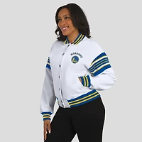 Sweat-shirt en molleton blanc à boutons-pression pour femme WEAR by Erin Andrews des Golden State Warriors
