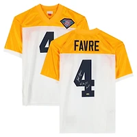 Maillot blanc Mitchell & Ness Legacy 1994 autographié par Brett Favre (Green Bay Packers) avec inscription « MVP NFL 95, 96, 97 ».
