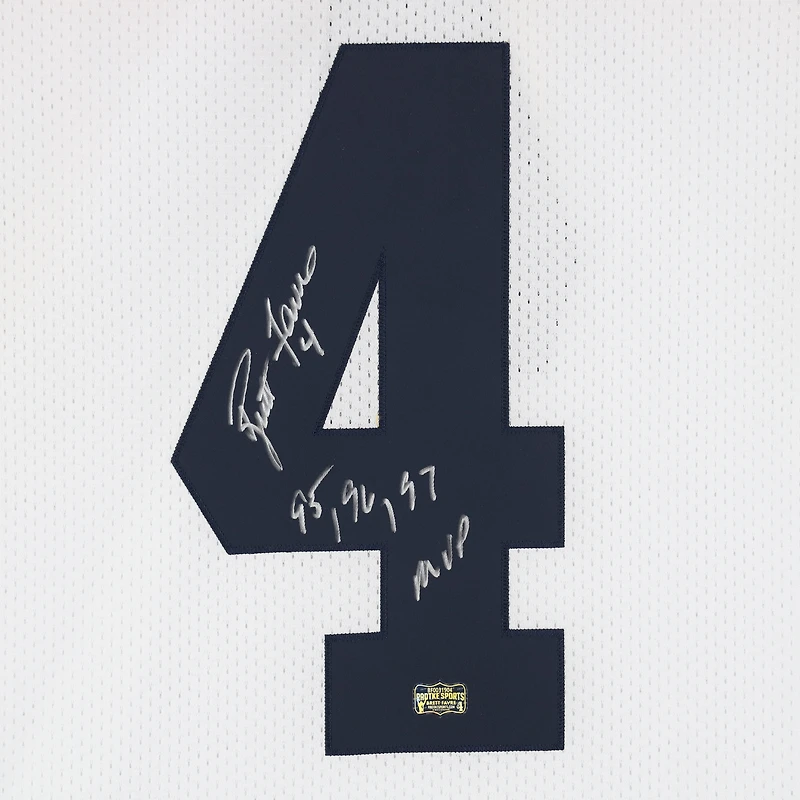 Maillot blanc Mitchell & Ness Legacy 1994 autographié par Brett Favre (Green Bay Packers) avec inscription « MVP NFL 95, 96, 97 ».