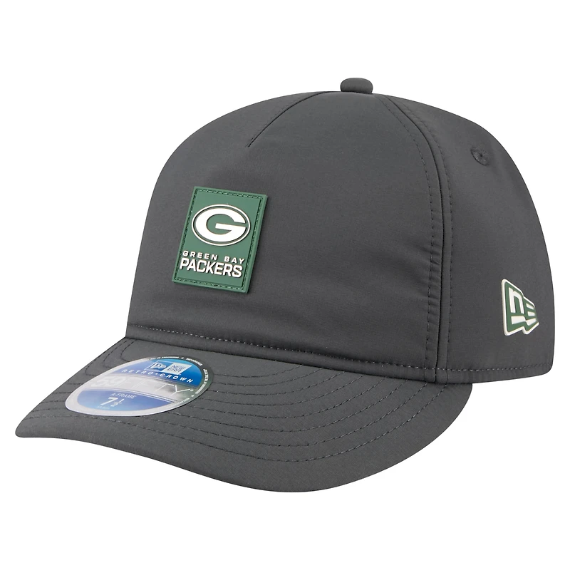 Casquette ajustée New Era 59FIFTY pour homme, coloris anthracite, Green Bay Packers 2025 Sideline, modèle rétro temps froid.