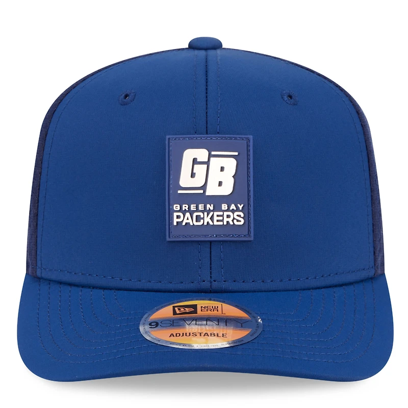 Casquette ajustable New Era 9SEVENTY Trucker bleu marine des Green Bay Packers 2025 Sideline pour homme