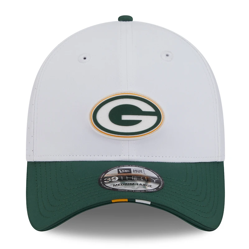 Casquette New Era 39THIRTY Flex blanche/verte pour homme, camp d'entraînement NFL 2025 des Green Bay Packers