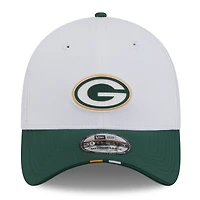 Casquette New Era 39THIRTY Flex blanche/verte pour homme, camp d'entraînement NFL 2025 des Green Bay Packers