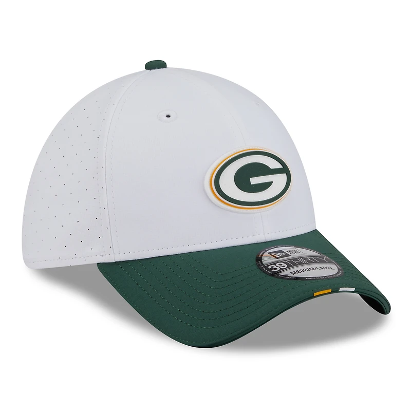 Casquette New Era 39THIRTY Flex blanche/verte pour homme, camp d'entraînement NFL 2025 des Green Bay Packers