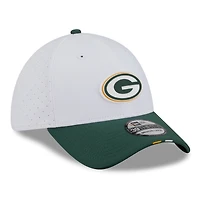 Casquette New Era 39THIRTY Flex blanche/verte pour homme, camp d'entraînement NFL 2025 des Green Bay Packers