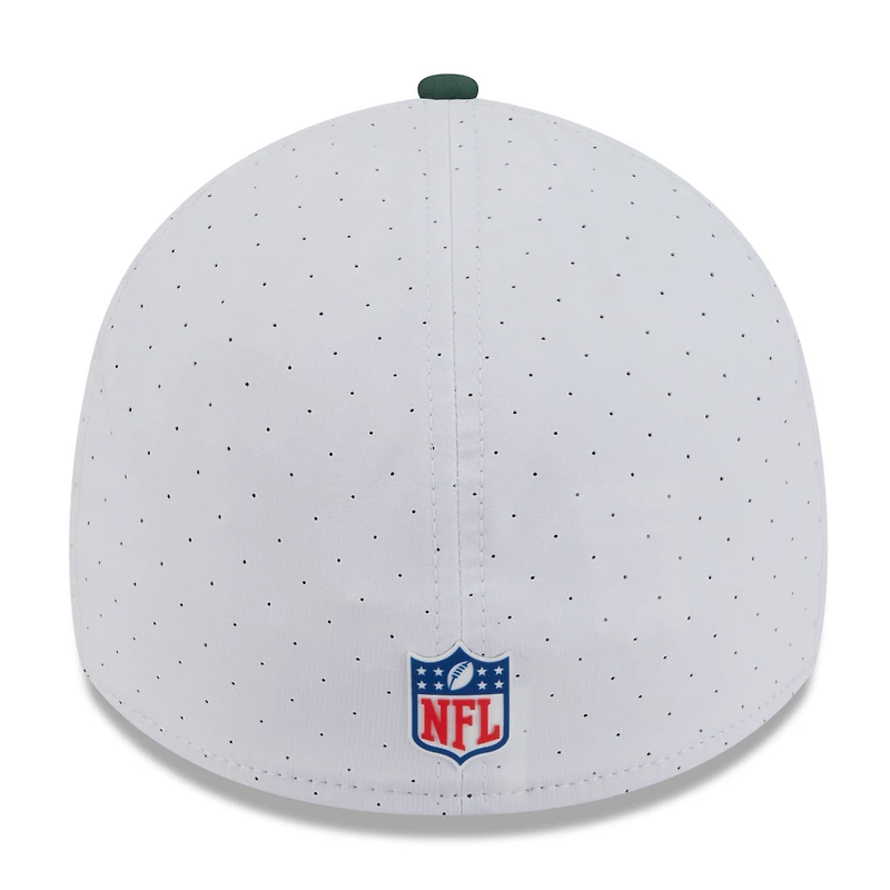 Casquette New Era 39THIRTY Flex blanche/verte pour homme, camp d'entraînement NFL 2025 des Green Bay Packers