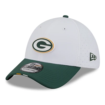 Casquette New Era 39THIRTY Flex blanche/verte pour homme, camp d'entraînement NFL 2025 des Green Bay Packers