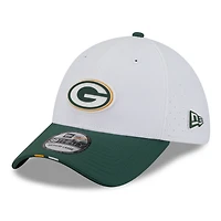 Casquette New Era 39THIRTY Flex blanche/verte pour homme, camp d'entraînement NFL 2025 des Green Bay Packers